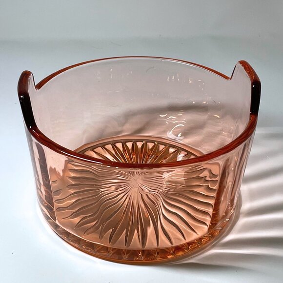 Pink depression glass starburst bowl, serving dish - Picture 1 of 3
